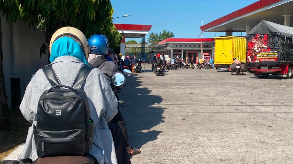 Indri (24), seorang karyawan swasta di Solo, harus menempuh perjalanan cukup jauh untuk bekerja setiap hari. Kenaikan harga BBM membuat biaya transportasinya melonjak.