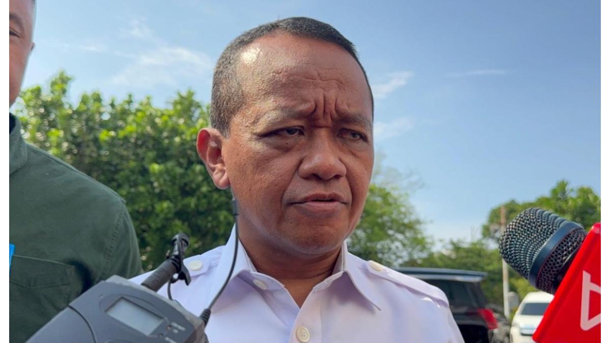 Menteri ESDM Bahlil Lahadalia meminta masyarakat melihat persoalan ini secara menyeluruh. Ia menilai penilaian terhadap kebijakan harga BBM seharusnya dilakukan secara adil. 