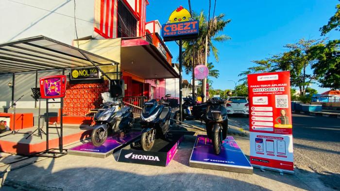 ROADSHOW IN CAFE - Jajaran motor Honda mejeng di Nol Tiga Coffee, Kota Parepare, Sulawesi Selatan, Sabtu (27/6/2026). Ini merupakan Roadshow in Cafe yang digelar Astra Motor Sulawesi Selatan (Asmo Sulsel) untuk mengenalkan produk Honda lebih dekat ke masyarakat.