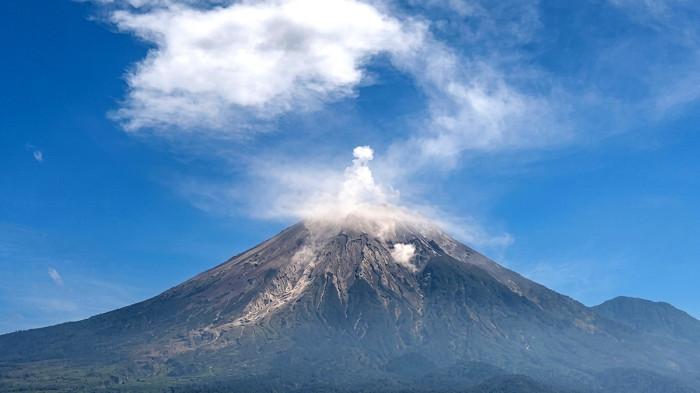 ERUPSI GUNUNG SEMERU - Aktivitas Gunung Semeru di Lumajang, Jawa Timur pada Senin (29/6/2026). Gunung berapi ini 25 meletus selama 12 jam.
