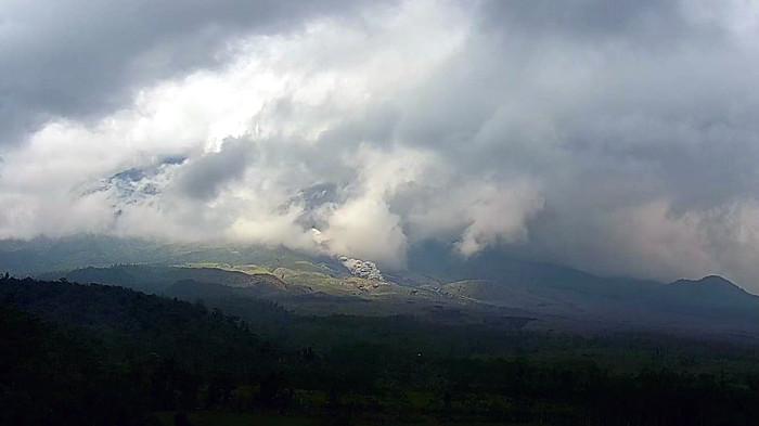 GUNUNG SEMERU ERUPSI - Awan panas terpantau kamera CCTV Pos Pantau Gunungapi Semeru, aktivitas vulkanik Gunung Semeru di Kabupaten Lumajang, Jawa Timur, menunjukkan peningkatan, Rabu (14/1/2025).