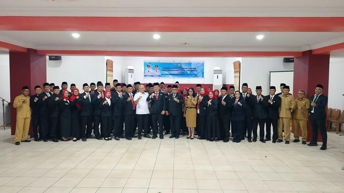 PENGAMBILAN SUMPAH - 49 pejabat Pimpinan Tinggi Pratama, Administrator, dan Pengawas membaca sumpah jabatan dalam acara pelantikan di Ruang Satu Hati Bangun Negeri, Kantor Bupati Belitung Timur, Selasa (30/6/2026) sore. Pelantikan berdasarkan SK Bupati Nomor 100.3.3.2-465 Tahun 2026 ini diwarnai pesan dari Bupati agar para pejabat baru mengutamakan niat tulus mengabdi tanpa mencari keuntungan pribadi.