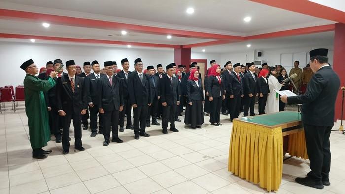 PENGAMBILAN SUMPAH - 49 pejabat Pimpinan Tinggi Pratama, Administrator, dan Pengawas membaca sumpah jabatan dalam acara pelantikan di Ruang Satu Hati Bangun Negeri, Kantor Bupati Belitung Timur, Selasa (30/6/2026) sore. Pelantikan berdasarkan SK Bupati Nomor 100.3.3.2-465 Tahun 2026 ini diwarnai pesan dari Bupati agar para pejabat baru mengutamakan niat tulus mengabdi tanpa mencari keuntungan pribadi.