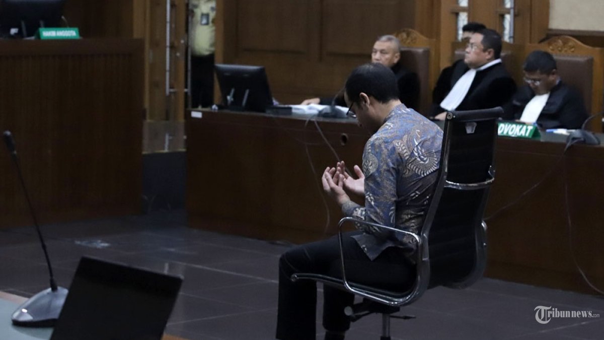 Terdakwa Nadiem Makarim menjalani sidang kasus dugaan korupsi pengadaan Chromebook dan Chrome Device Management (CDM) di Pengadilan Negeri Tipikor, Jakarta, Selasa (30/6/2026). Majelis hakim Pengadilan Tipikor pada Pengadilan Negeri Jakarta Pusat menjatuhkan vonis 10 tahun penjara kepada mantan Menteri Pendidikan, Kebudayaan, Riset, dan Teknologi tersebut. Selain itu, majelis hakim menghukum Nadiem membayar denda Rp1 miliar dengan ketentuan apabila tidak dibayar diganti pidana kurungan selama 190 hari, serta membayar uang pengganti sebesar Rp809 miliar subsider 5 tahun penjara. (Tribunnews/Jeprima)