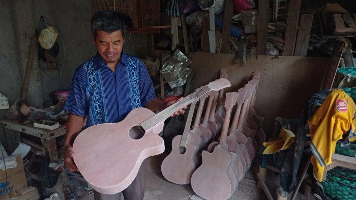 BAKAL GITAR - Ketua Paguyuban Klaster Gitar Amanah, Sumardi menunjukkan bakal gitar di rumahnya, Desa Ngrombo, Baki, Sukoharjo. Layanan KUR BRI membantu permodalan dan pengembangan usaha UMKM seperti pengrajin gitar di Desa Ngrombo, klaster desa wisata gitar tetap eksis