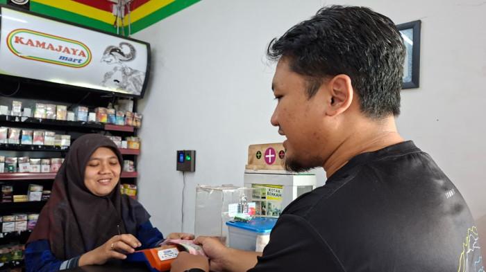 AGEN BRILINK - Pelanggan Kamajaya Mart saat melakukan transaksi di Agen BRILink milik BUMDes Kemudo Makmur, Kabupaten Klaten.