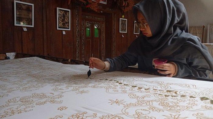 GENERASI KELIMA - Camelia cucu Partinah generasi kelima pengrajin batik tulis Giri Wastra Pura