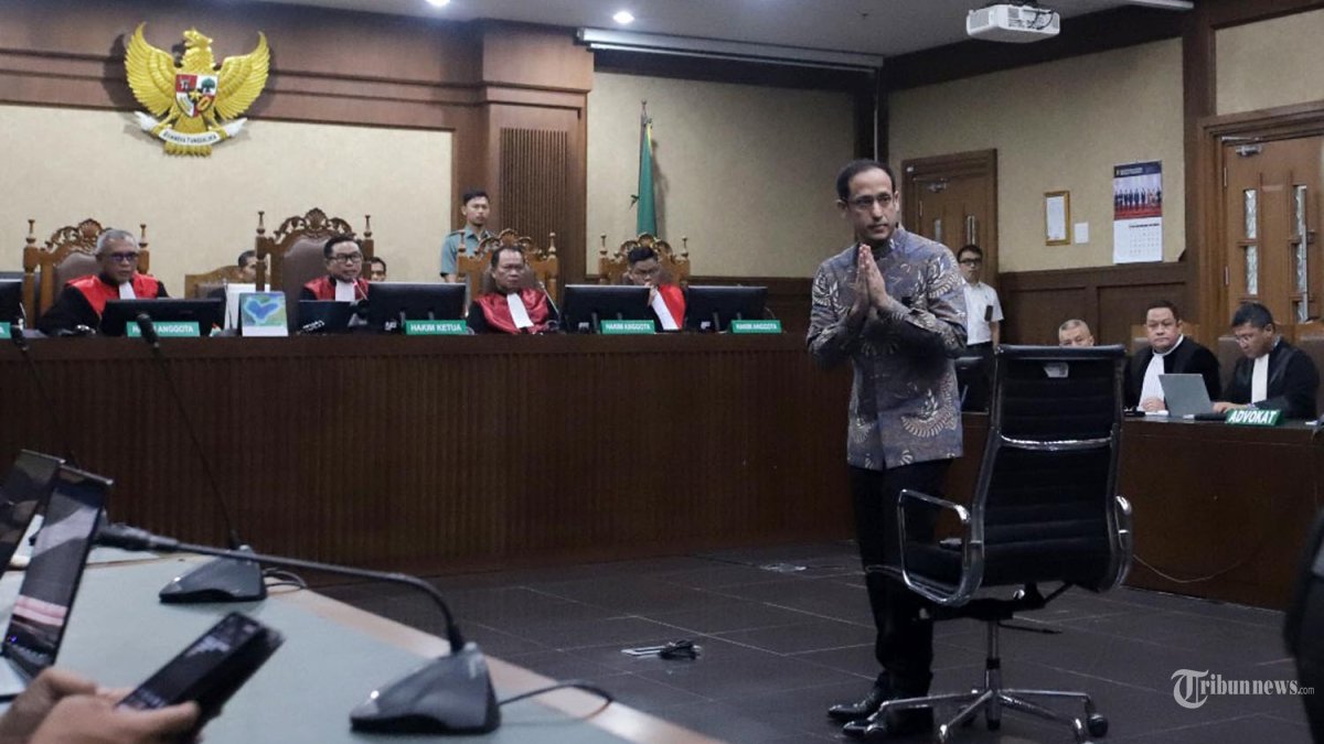 Terdakwa Nadiem Makarim menjalani sidang kasus dugaan korupsi pengadaan Chromebook dan Chrome Device Management (CDM) di Pengadilan Negeri Tipikor, Jakarta, Selasa (30/6/2026). Majelis Hakim menjatuhkan vonis 10 tahun pidana penjara karena bersalah sebagaimana dakwaan subsider, yakni melanggar Pasal 604 juncto Pasal 18 UU Tindak Pidana Korupsi juncto Pasal 20 huruf c UU No 1 Tahun 2023 tentang KUHP. Hakim juga menghukum Nadiem membayar denda Rp 1 miliar subsider 190 hari kurungan dan uang pengganti Rp 809 miliar. Tribunnews/Jeprima