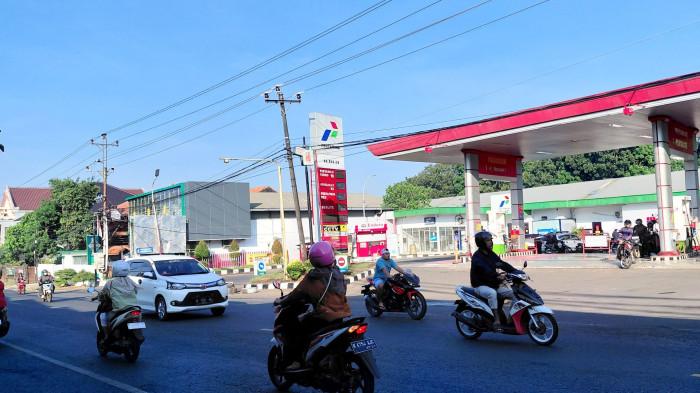 SUASANA JALAN - Beberapa kendaraan melintas di depan SPBU Ngabul, Kecamatan Tahunan, Kabupaten Jepara, Sabtu (27/6/2026). 