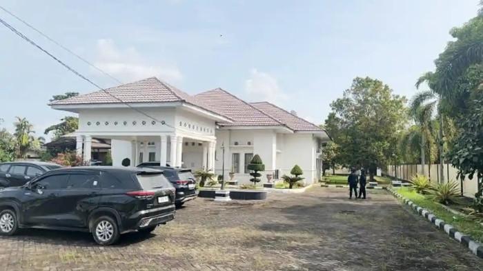 OTT KPK - Beberapa petugas berjaga di sekitar Rumah Dinas Sekda Kabupaten Kuansing, Senin (29/6/2026) siang. Penjagaan itu disebut-sebut berkaitan dengan OTT KPK di Lingkungan Pemkab Kuansing.