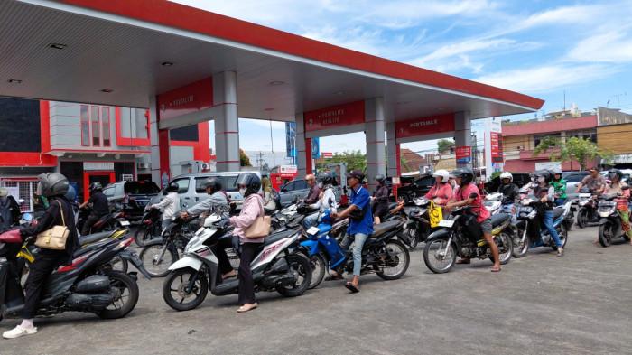 MENGANTRE - Situasi antrean mengisi BBM di SPBU Ovis Purwokerto, belum lama ini.