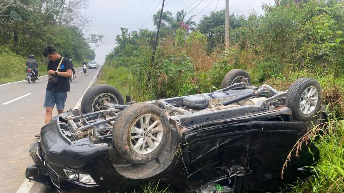 TERBALIK - Seorang pensiunan Polri mengalami luka ringan setelah mobil Toyota Innova yang dikemudikannya terbalik akibat diduga mengantuk dan kehilangan kendali di Jalan Ness Jambi–Muara Bulian, Desa Batin Ness 7, Batang Hari, Selasa (30/6/2026).