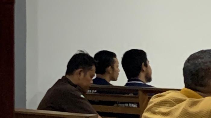 DIKeLUARKAN -Dua terdakwa kasus rudapaksa di Padepokan Silat DPMA, Husni Mubarok dan Heri, saat duduk menjelang sidang pemeriksaan saksi. Keduanya dikeluarkan dari ruang sidang tertutup di Pengadilan Negeri Jambi, Selasa (30/6/2026), karena enam saksi korban yang masih trauma tidak bersedia memberikan kesaksian di hadapan mereka.