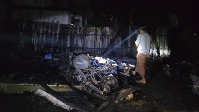 KEBAKARAN - Warga mendatangi lokasi kebakaran yang telah padam pada Senin (29/6/2026) malam. Seorang kakek berusia 70 tahun meninggal dunia pada kebakaran yang terjadi Senin sore di Dusun Tepian Danto, Kabupaten Bungo.