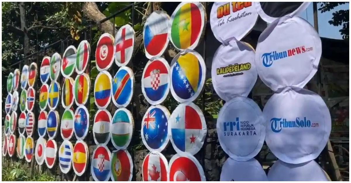 SELEBRASI LOKAL 2026 - Kumpulan bendera negara yang ikut Piala Dunia 2026 di Museum TitikNol Pasoepati, Jln. Kolonel Sugiyono 37, Nayu Timur, Nusukan, Solo, Jawa Tengah pada Rabu, 10 Juni 2026.