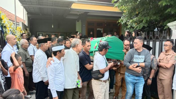 TEWAS BERSIMBAH DARAH - Jenazah Yogi Saleh (40), Kepala Bidang Pengelolaan Aset Daerah BKAD Kabupaten Purwakarta, tiba di rumah duka di Jalan Basuki Rahmat, Gang Kolbis, Kelurahan Sindangkasih, Kecamatan Purwakarta, Senin (15/6/2026).