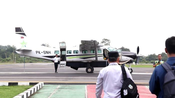PESAWAT PERINTIS – Ilustrasi aktivitas penerbangan di Bandara Tanjung Harapan Tanjung Selor sebelum keberangkatan pesawat.