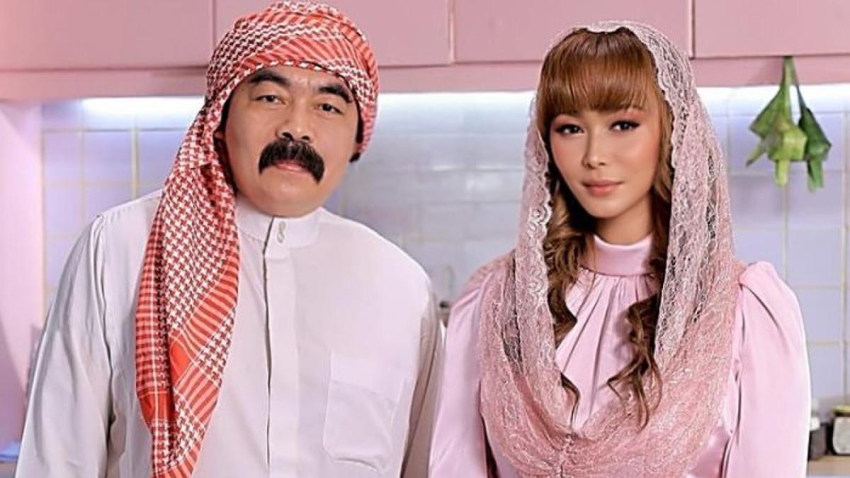 LEBARAN ARTIS - Inul Daratista bagi-bagi 1500 hampers buat warga jelang Lebaran di kampung halaman, intip potret sang pedangdut.