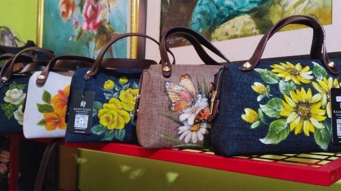 produk tas jinjing dengan lukisan tangan motif bunga di Galeri Raditajaya SIdoarjo