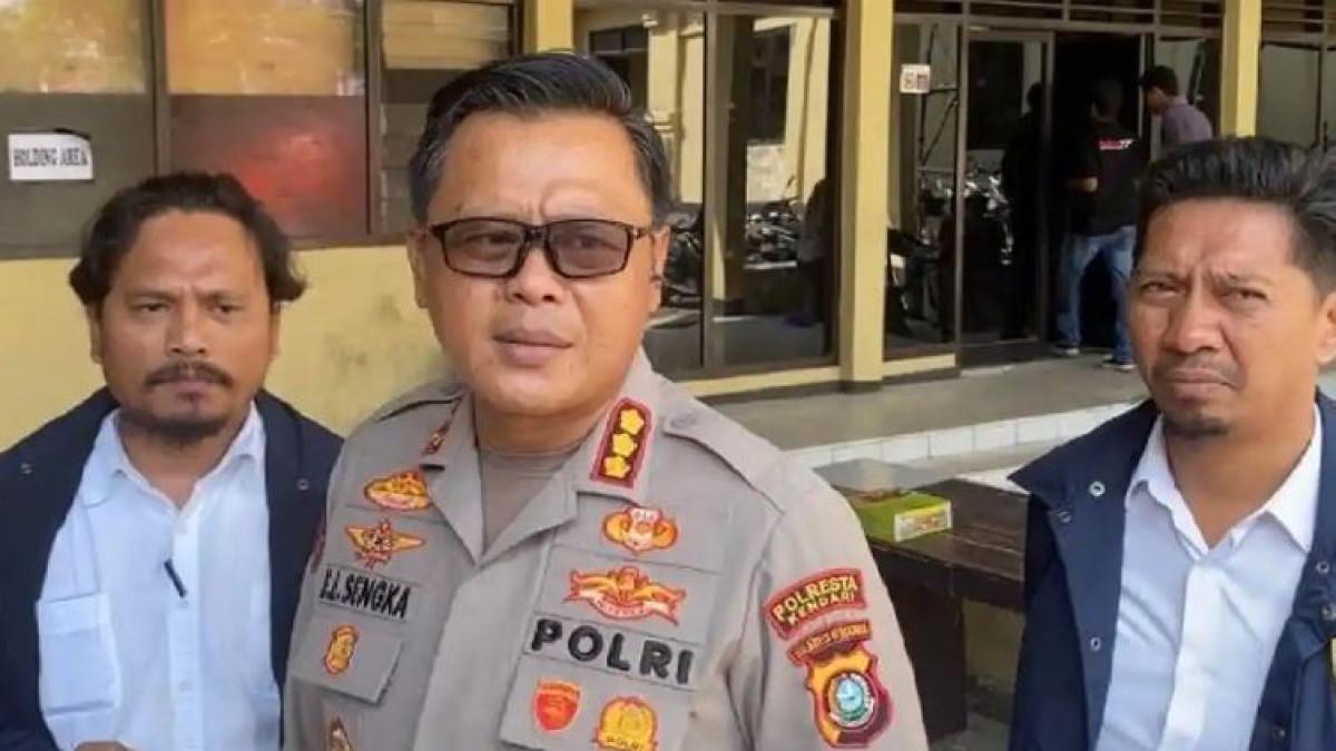 POLISI DILEMPARI DI KENDARI - Kapolresta Kendari, Kombes Pol Edwin Louis Sengka (tengah) didampingi Kasat Reskrim Polresta Kendari, AKP Welliwanto Malau (ujung kiri) di Mako Polresta Kendari,  Jalan DI Panjaitan No 1, Bonggoeya, Kecamatan Wua-Wua, Kota Kendari, Sulawesi Tenggara (Sultra), Senin (29/6/2026). Edwin memastikan para pelaku pelemparan anggotanya segera ditangkap. Ia menyarankan agar para pelaku segera menyerahkan diri. Insiden ini terjadi saat penyelamatan wanita yang disekap pacarnya di kawasan Gunung Jati.
