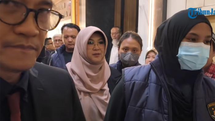 PERTANYAKAN PN JAKTIM -  Tyassuma Tifauzia alias dokter Tifa mempertanyakan kebijakan Pengadilan Negeri Jakarta Timur yang belum mengizinkan media melakukan siaran langsung atau live streaming selama sidang kasus ijazah Jokowi.