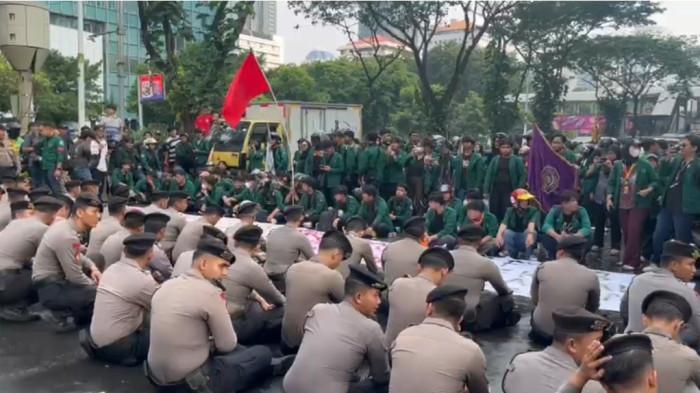Massa aksi dari elemen mahasiswa diblokade kepolisian di Jalan Sudirman, Jakarta Selatan, Senin (15/6/2026).  