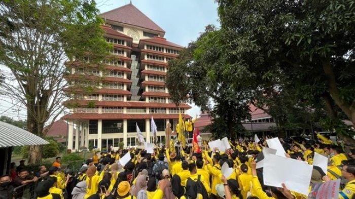 Massa aksi Mahasiswa UI