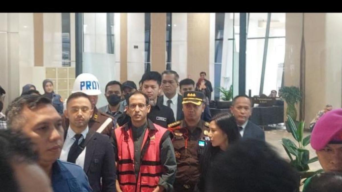 NADIEM MAKARIM TERSANGKA - Mantan Mendikbudristek Nadiem Makarim saat memakai rompi tahanan merah muda dan digiring ke mobil tahanan usai ditetapkan tersangka oleh Kejaksaan Agung di kasus korupsi chromebook, Kamis (4/9/2025).