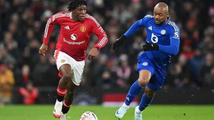 DEBUT PATRICK DORGU - Aksi debut pemain baru Manchester United, Patrick Dorgu saat melawan Leicester City pada babak keempat Piala FA di Old Trafford, pada Sabtu (8/2/2025) dini hari WIB.