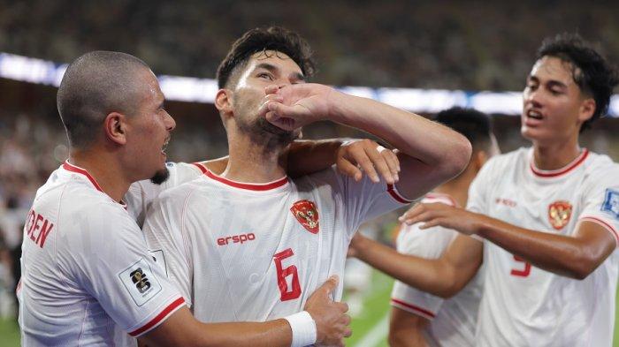 Selebrasi pemain Timnas Indonesia, Ragnar Oratmangoen dan Sandy Walsh setelah mencetak gol di Kualifikasi Piala Dunia 2026 zona Asia.