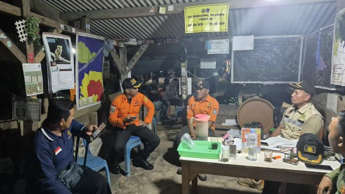 ORANG HILANG -- Timgab saat briefing untuk melaksanakan proses pencarian, keempat remaja yang dikabarkan hilang di Bukit Maras, Desa Berbura, Kecamatan Riau Silip, Kabupaten Bangka, Minggu (28/6/2026)