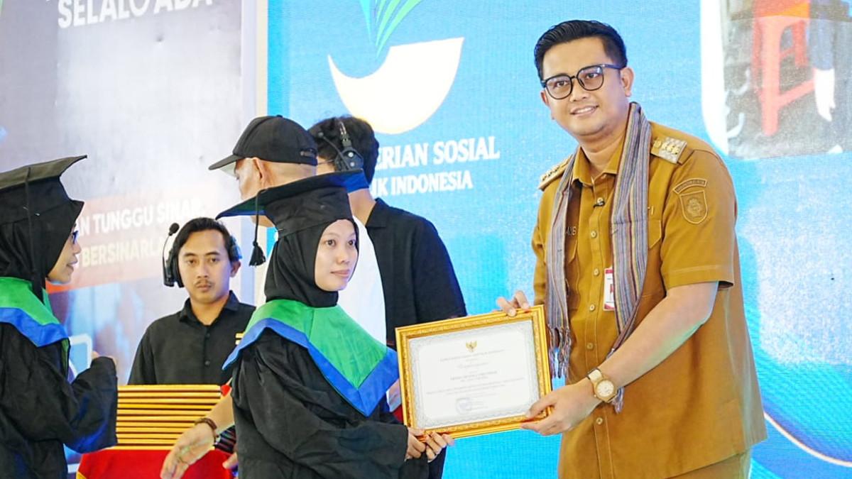 GRADUASI PKH KLATEN - Prosesi Wisuda Graduasi Mandiri PKH dilakukan langsung Wakil Menteri Sosial Agus Jabo Priyono didampingi Gubernur Jawa Tengah Ahmad Luthfi dan Bupati Klaten Hamenang Wajar Ismoyo kepada 25 perwakilan di Grha Bung Karno, Klaten, Selasa (30/6/2026) 