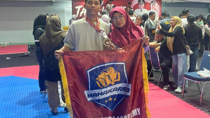 Aco Fahri Nur, foto bersama dengan ibunya usai menerima medali emas di Makassar Open Series 3