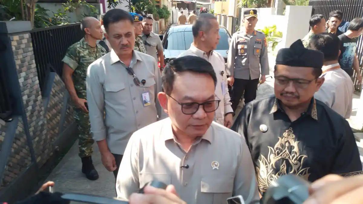 MELAYAT - Kepala Staf Kepresidenan Dudung Abdurachman saat diwawancara usai bertakziah ke rumah duka Rifki Renaldi Gunawan, di Kelurahan Situ, Kecamatan Sumedang Selatan, Kabupaten Sumedang, Selasa (30/6/2026).