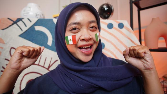 Wanita asal Solo mengenakan stiker Meksiko di wajah sebagai bentuk dukungan dalam Piala Dunia 2026, di Kota Solo, Jawa Tengah, Rabu (17/6/2026). Meksiko melaju ke babak 16 besar Piala Dunia 2026 usai menumbangkan Ekuador 2-0. El Tri berpotensi menghadapi Inggris jika lolos atas RD Kongo