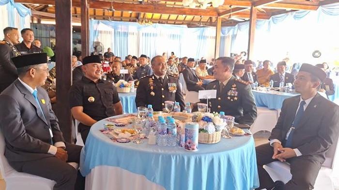 Ketua DPRD Tala H Khairil Anwar (kedua kiri) berpose 1