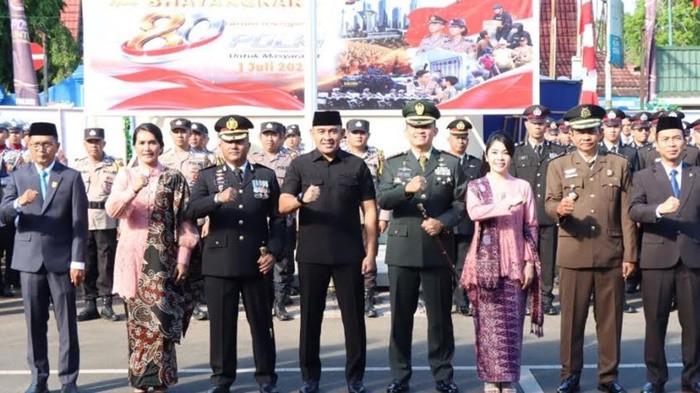 Ketua dprd berpose