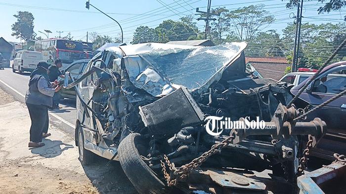 RINGSEK - Minibus Toyota Avanza yang terlibat kecelakaan maut di jalan Semarang-Solo, tepatnya di depan SD Negeri 3 Penggung, Kabupaten Boyolali, Jawa Tengah, Rabu (1/7/2026) sekitar pukul 11.30 WIB. Kecelakaan ini melibatkan 4 kendaraan, antara lain Toyota Avanza, truk kontainer, bus dan pikap. Pengemudi Toyota Avanza tewas di lokasi.