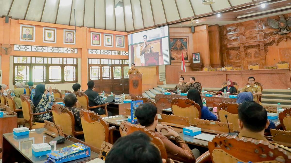 BEASISWA PEMKAB KLATEN - Bupati Klaten Hamenang Wajar Ismoyo memberikan sambutan saat penandatanganan nota kesepakatan dengan UBSI hadirkam program beasiswa di Ruang Paripurna DPRD Kabupaten Klaten, Senin (29/6/2026).