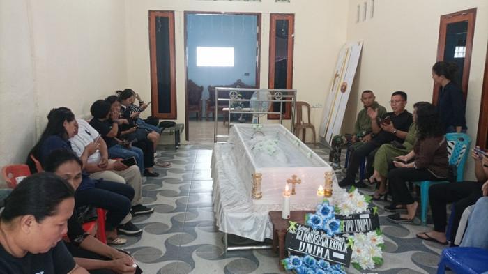 JENAZAH - Proses pelepasan jenazah Anthonieta Evia Maria Mangolo, mahasiswa Universitas Negeri Manado (Unima), Jumat (2/1/2026).
