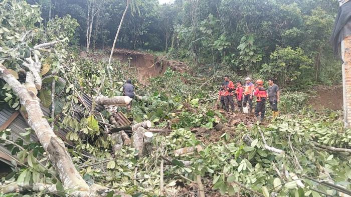 LONGSOR AKIBAT HUJAN DERAS - Petugas BPBD bersama masyarakat tengah menangani lokasi longsor di Jalan Kebun Sayur, Tideng Pale, Kecamatan Sesayap, Kabupaten Tana Tidung, Kaltara, Rabu (1/7/2026). Longsor terjadi akibat hujan deras yang mengguyur beberapa wilayah di Kabupaten Tana Tidung