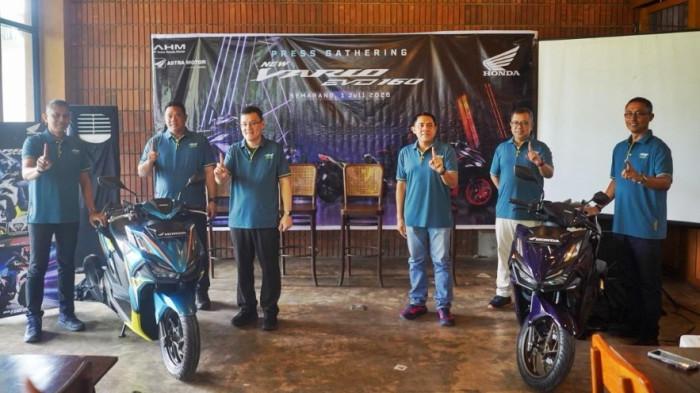 Erie Kurnia Customer Care Manager Astra Motor Jateng, Kresna Murti Dewanto Marketing Manager Astra Motor Jateng, Budi Yanto Region Head Astra Motor Jateng, I Nyoman Sukadana Administration and Finance Manager Astra Motor Jateng, Muhammad Yusuf Retail Manager Astra Motor Jateng, dan Iko Freediantoro Parts Manager Astra Motor Jateng