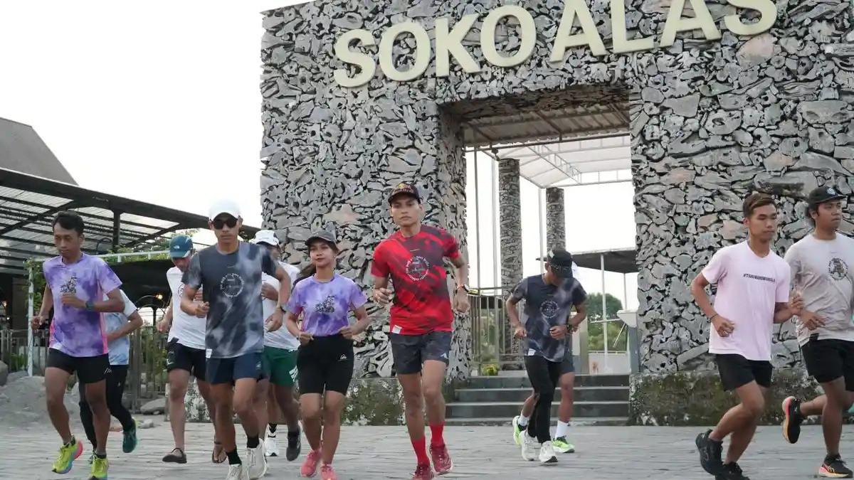 LARI MALAM KLATEN - Sejumlah pelari mengikuti sesi pemanasan dan uji lintasan di kawasan Ponggok sebagai bagian dari persiapan Spring Night Run by Soko Alas, Sabtu (27/6/2026).