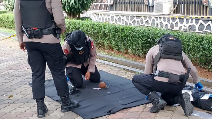 PENEMUAN MORTIR - Personel Gegana Polda Metro Jaya saat mengamankan benda diduga mortir yang ditemukan pada area TMII, Cipayung, Jakarta Timur, Rabu (1/7/2026)