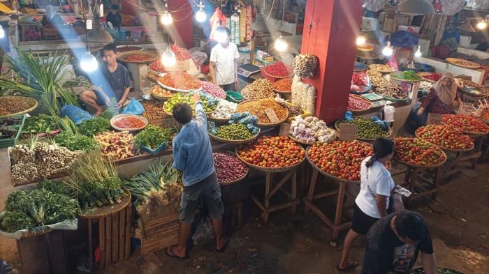 PASAR - Penjual bahan pokok di Pasar Bersehati Manado, Sulut, Rabu (1/7/2026). Harga bapok di Kota Manado masih tinggi.