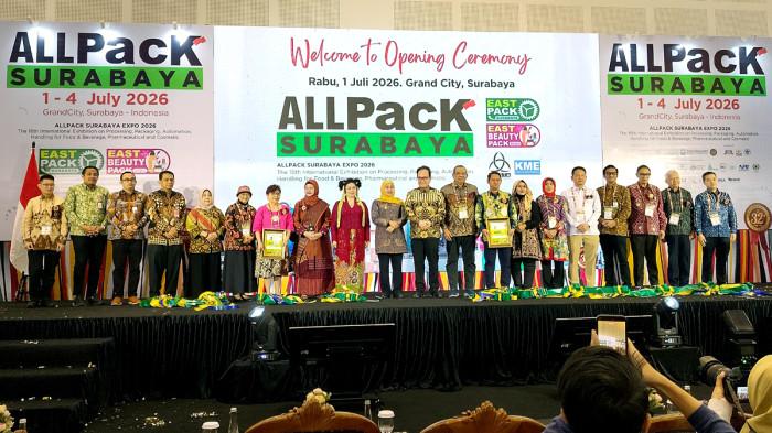 PEMBUKAAN PAMERAN – Sejumlah pejabat, perwakilan kementerian, asosiasi industri, dan penyelenggara berfoto bersama usai pembukaan ALLPACK Surabaya 2026 (EastPack Surabaya) dan East Beauty Pack Expo 2026 di Grand City Convention Hall, Surabaya, Jawa Timur pada Rabu (1/7/2026). Pameran yang berlangsung hingga 4 Juli 2026 tersebut menghadirkan lebih dari 120 peserta untuk menampilkan inovasi di bidang pengemasan, percetakan, pengolahan, manufaktur, serta industri kecantikan.