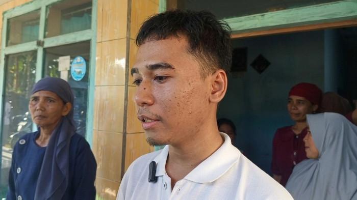 KASUS PERUNDUNGAN - Ahmad Dani, kakak korban saat diwawancari di rumahnya, di Desa Kedungjajang, Kabupaten Lumajang, Jawa Timur pada Selasa (30/6/2026). Dia memaparkan soal adiknya yang dianiaya di ruang kelas, hingga dinyatakan meninggal dunia pada 24 Juni 2026.