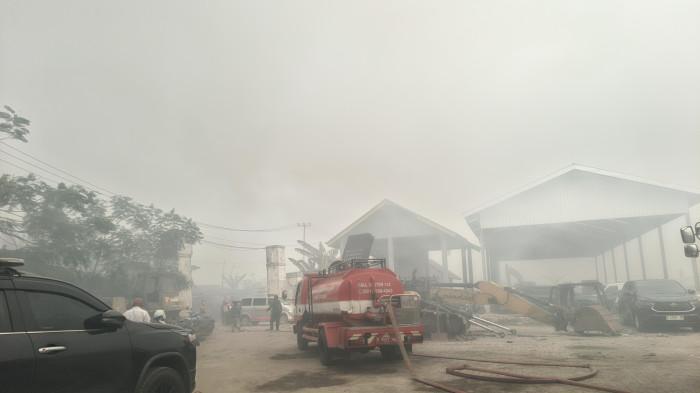 KEBAKARAN - Potret area TPA Jatiwaringin, Kabupaten Tangerang, yang dipenu