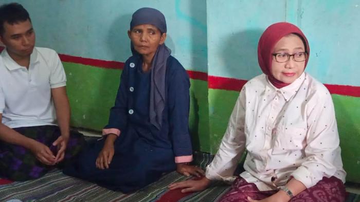 KORBAN PERUNDUNGAN - Bupati Indah Amperawati saat di rumah keluarga siswa korban penganiayaan di Desa Jatisari, Kecamatan Kedungjajang Kabupaten Lumajang, Jawa Timur, Selasa (30/6/2026) Siswa SMP tersebut dipukuli temannya sampai masuk rumah sakit hingga saat menjalani perawatan