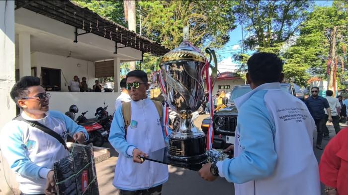 APRESIASI - Gubernur Sulawesi Utara, Yulius Selvanus Komaling (YSK), menyampaikan apresiasi setinggi-tingginya kepada seluruh kontingen Lembaga Pengembangan Pesparawi Daerah (LPPD) Sulawesi Utara. Setelah sukses mengharumkan nama daerah dengan meraih gelar Juara Umum Pesparawi Nasional XIV di Papua.